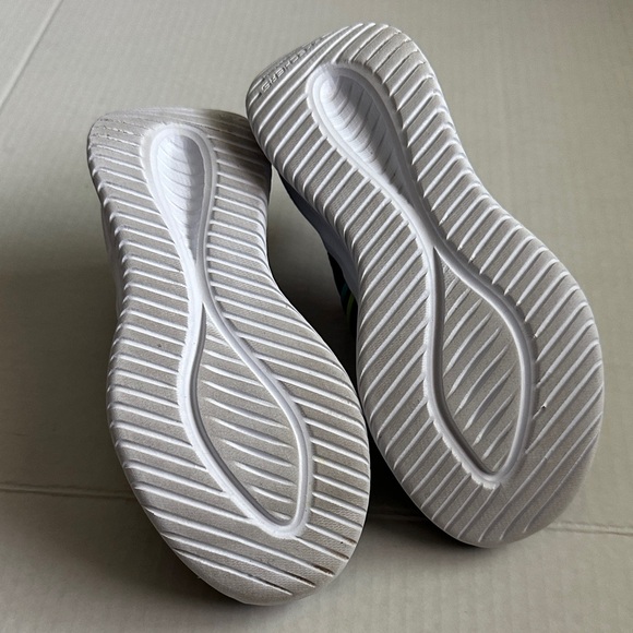 Skechers Kids Sneakers with Black Mesh and Rainbow Bands‎ - Picture 8 of 8